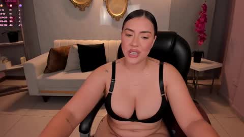 Snapshot of martinnabonnet chatting on 02/28/25, 01:47 Martinna Bonnet online show from 02/28/25, 01:47