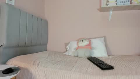 Snapshot of mary_cute9 chatting on 10/18/25, 12:17 mary_cute9 online show from 10/18/25, 12:17