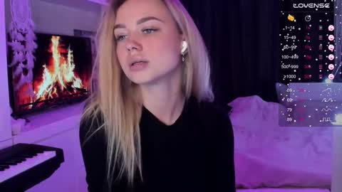 Snapshot of mary_romance chatting on 11/21/25, 04:33 Mary online show from 11/21/25, 04:33