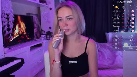 Snapshot of mary_romance chatting on 11/23/25, 09:03 Mary online show from 11/23/25, 09:03