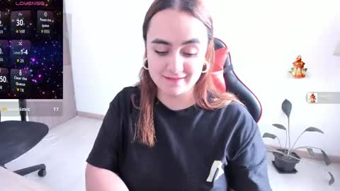 Snapshot of maryluna95 chatting on 04/20/26, 08:43 Dulce Maria online show from 04/20/26, 08:43