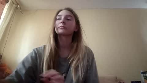 Snapshot of marylynreifsnider chatting on 09/30/25, 06:07 Hi My name is Elina Im 18 years old. online show from 09/30/25, 06:07