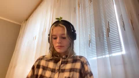 Stella online show from 12/18/25, 10:21