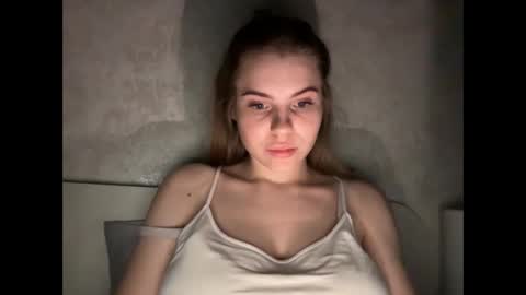 Snapshot of maryyourr chatting on 12/21/25, 10:28 MaryYourr online show from 12/21/25, 10:28