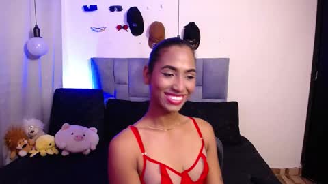 Snapshot of massielhot chatting on 11/25/25, 10:43 massielhot online show from 11/25/25, 10:43