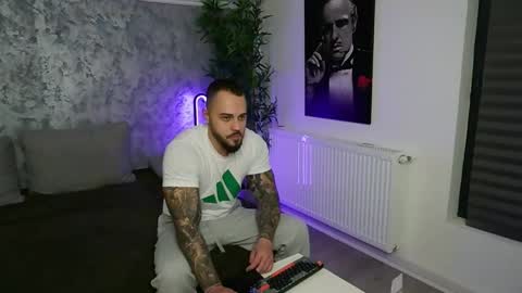 Snapshot of masterkingmuscle chatting on 12/18/25, 08:59 masterkingmuscle online show from 12/18/25, 08:59