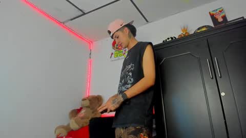 Snapshot of mateo_escobar chatting on 10/19/25, 12:44 mateo_escobar online show from 10/19/25, 12:44