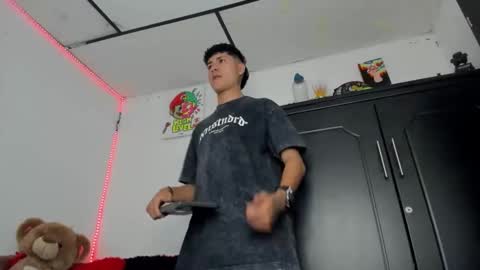 mateo_escobar online show from 11/02/25, 08:11