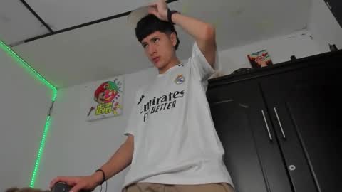 mateo_escobar online show from 11/19/25, 09:37