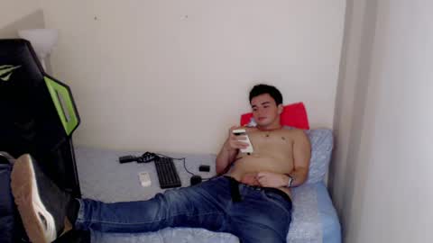Snapshot of mathiass_twinkk_ chatting on 04/01/26, 03:51 MATHIAS online show from 04/01/26, 03:51