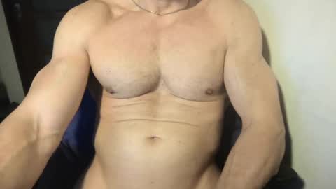 Snapshot of matiasmartin2030 chatting on 01/25/25, 01:21 MatiasMatureMuscle online show from 01/25/25, 01:21