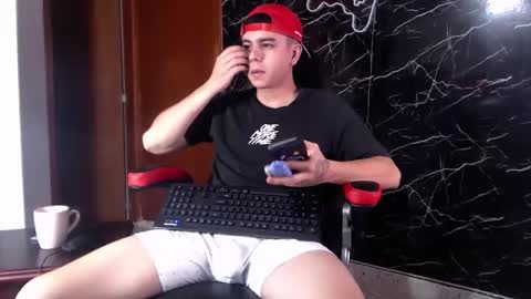 Snapshot of maty_hard chatting on 02/01/25, 10:15 Matias online show from 02/01/25, 10:15