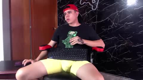 Snapshot of maty_hard chatting on 02/27/25, 04:10 Matias online show from 02/27/25, 04:10