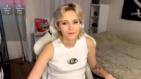 Snapshot of maudhendry chatting on 09/11/25, 05:46 Mia online show from 09/11/25, 05:46