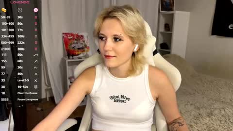 Snapshot of maudhendry chatting on 09/15/25, 04:18 Mia online show from 09/15/25, 04:18