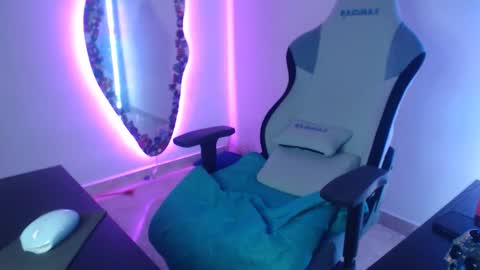 Snapshot of mauhype chatting on 03/17/26, 11:41 Mau and Lauren online show from 03/17/26, 11:41