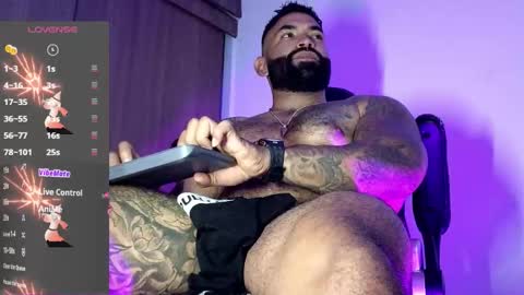 max__prada online show from 11/28/25, 01:52