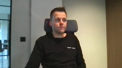 Max take off clothes online show from 01/01/25, 12:55