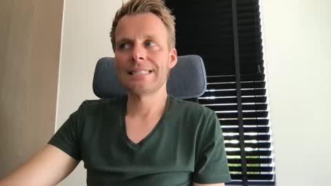 Max take off clothes online show from 09/12/25, 11:43