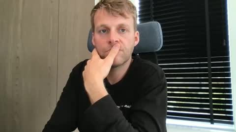 Max take off clothes online show from 10/13/25, 08:47