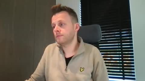 Max take off clothes online show from 11/13/25, 11:53