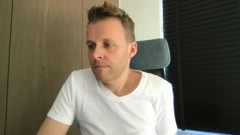 Snapshot of max_straight_1 chatting on 03/09/26, 01:15 Max take off clothes online show from 03/09/26, 01:15
