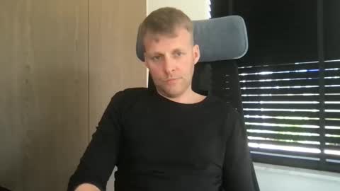Snapshot of max_straight_1 chatting on 04/27/26, 12:14 Max take off clothes online show from 04/27/26, 12:14