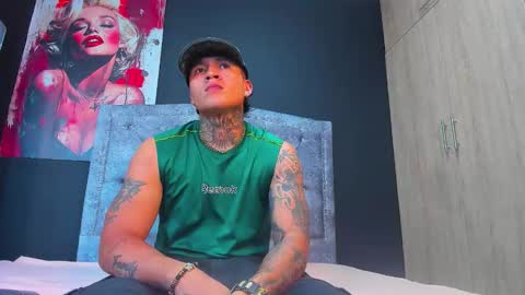 Snapshot of max_tatto chatting on 11/18/25, 01:44 max_tatto online show from 11/18/25, 01:44