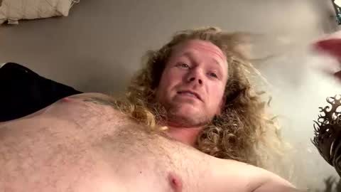 Snapshot of maxaux chatting on 10/15/25, 07:36 Max online show from 10/15/25, 07:36