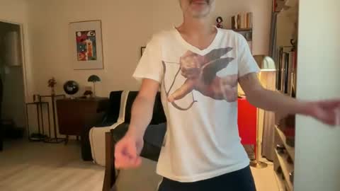 Snapshot of maxbow chatting on 12/07/24, 02:46 Max Mikado online show from 12/07/24, 02:46