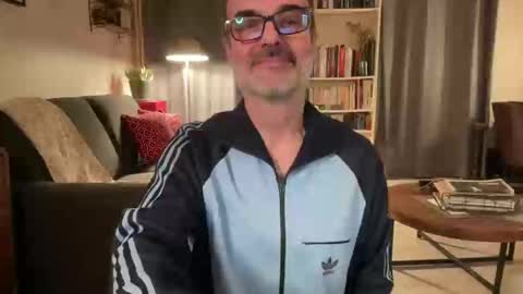 Snapshot of maxbow chatting on 02/01/25, 10:34 Max Mikado online show from 02/01/25, 10:34