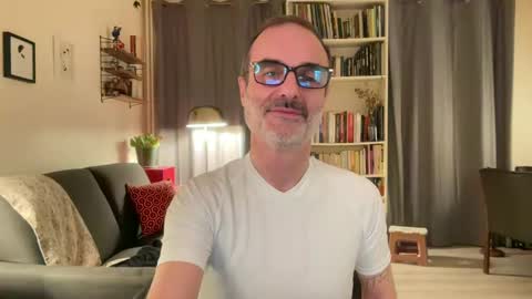 Snapshot of maxbow chatting on 02/05/25, 08:14 Max Mikado online show from 02/05/25, 08:14