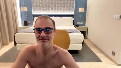 Snapshot of maxbow chatting on 03/06/25, 12:10 Max Mikado online show from 03/06/25, 12:10