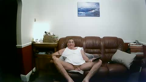 Snapshot of maxi_johnes chatting on 12/14/24, 01:17 MAX online show from 12/14/24, 01:17
