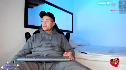 Snapshot of maxi_mux1 chatting on 10/11/25, 04:33 MAXI online show from 10/11/25, 04:33