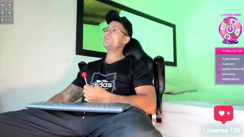 Snapshot of maxi_mux1 chatting on 10/15/25, 03:17 MAXI online show from 10/15/25, 03:17