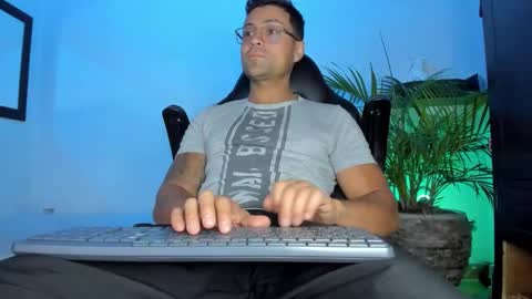 Snapshot of maxi_mux1 chatting on 03/25/26, 04:29 MAXI online show from 03/25/26, 04:29