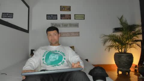Snapshot of maxi_mux1 chatting on 04/09/26, 10:37 MAXI online show from 04/09/26, 10:37