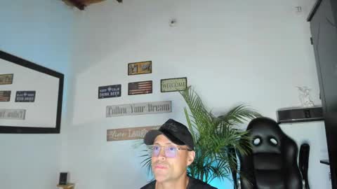 Snapshot of maxi_mux1 chatting on 04/14/26, 11:22 MAXI online show from 04/14/26, 11:22