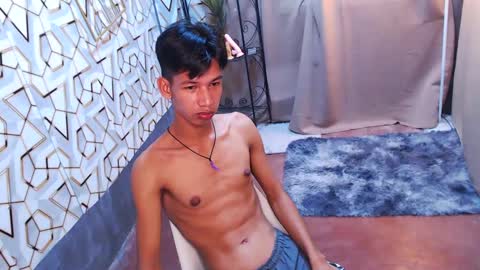 Snapshot of maxiebunny99 chatting on 02/08/25, 04:04 Reyn online show from 02/08/25, 04:04