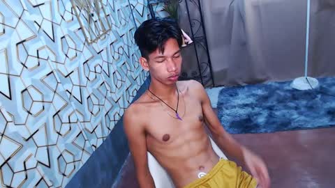 Snapshot of maxiebunny99 chatting on 02/11/25, 12:17 Reyn online show from 02/11/25, 12:17