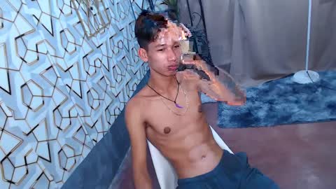 Snapshot of maxiebunny99 chatting on 02/11/25, 12:58 Reyn online show from 02/11/25, 12:58