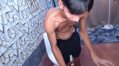 Snapshot of maxiebunny99 chatting on 02/12/25, 10:14 Reyn online show from 02/12/25, 10:14