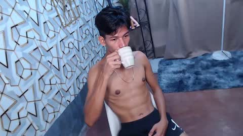 Snapshot of maxiebunny99 chatting on 02/13/25, 11:58 Reyn online show from 02/13/25, 11:58