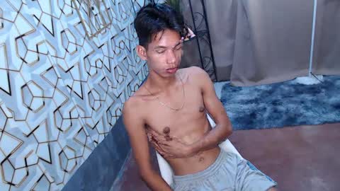 Snapshot of maxiebunny99 chatting on 02/14/25, 12:25 Reyn online show from 02/14/25, 12:25