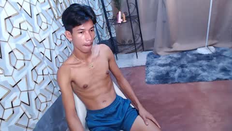 Snapshot of maxiebunny99 chatting on 02/21/25, 02:27 Reyn online show from 02/21/25, 02:27