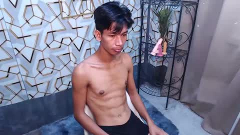 Snapshot of maxiebunny99 chatting on 02/24/25, 11:52 Reyn online show from 02/24/25, 11:52