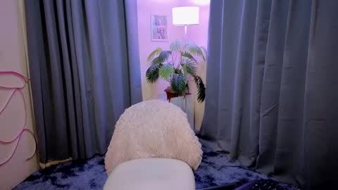 Snapshot of maxiebunny99 chatting on 09/12/25, 02:39 Reyn online show from 09/12/25, 02:39