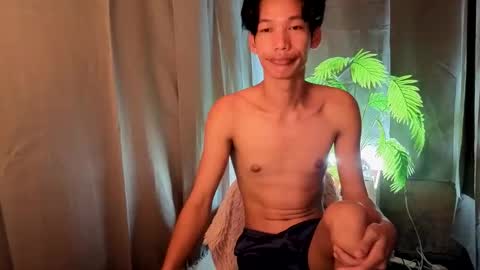 Snapshot of maxiebunny99 chatting on 09/22/25, 09:17 Reyn online show from 09/22/25, 09:17