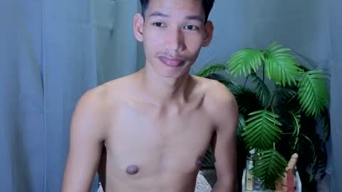 Snapshot of maxiebunny99 chatting on 10/03/25, 03:58 Reyn online show from 10/03/25, 03:58